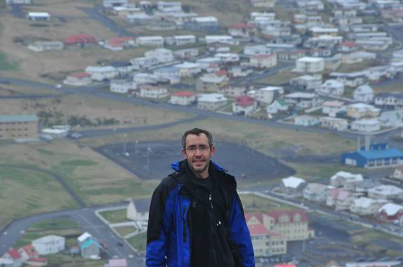No topo do rochedo Heimaklettur, bem ao lado de Vestmannaeyjum,  na ilha de Heimaey, no sul da Islândia